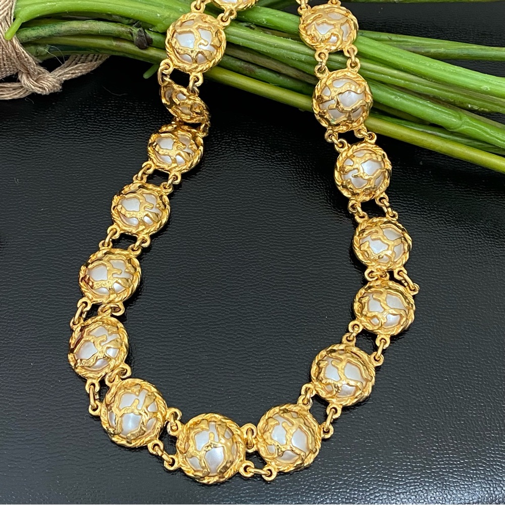 Vintage Faux Pearl Encased Medallion Gold-plated 18-inch Chunky Collar Necklace